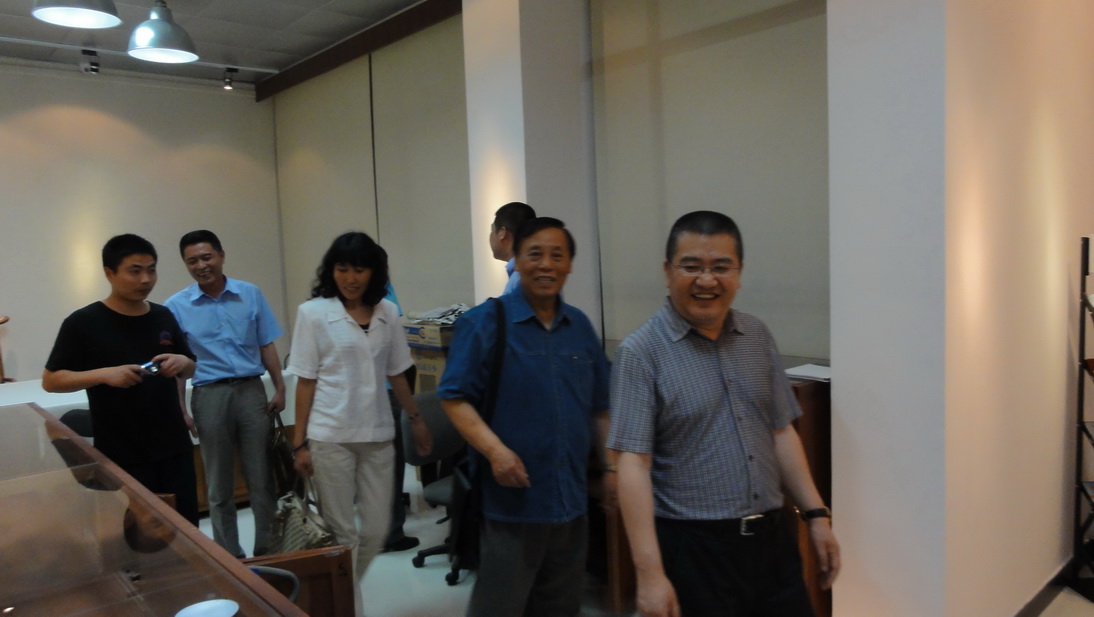 參觀(guān)畫(huà)室